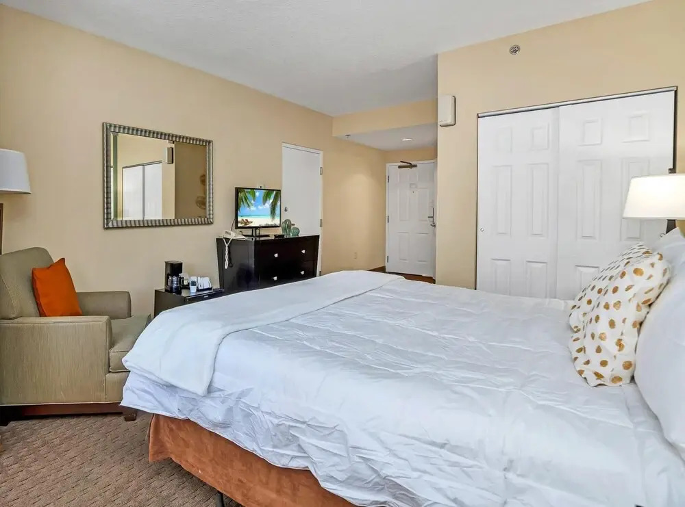 Near Disney - 1BR Executive Suite With King Bed - Pool and Hot Tub