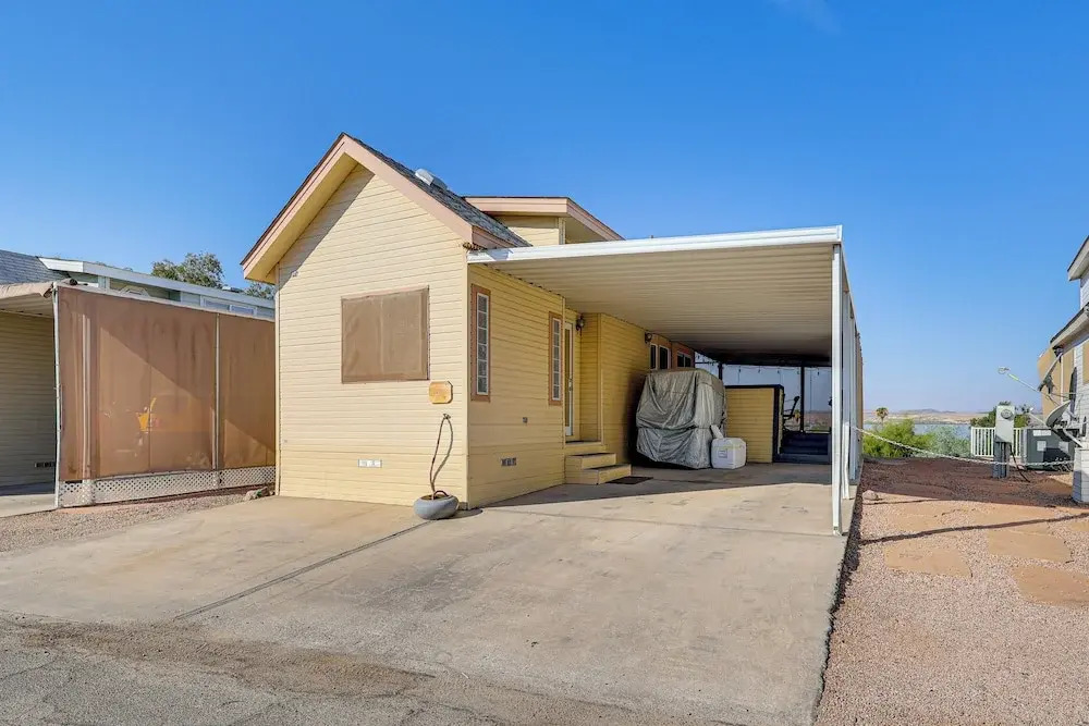 Boat Launch + Mountain Views: Lake Havasu Cabin