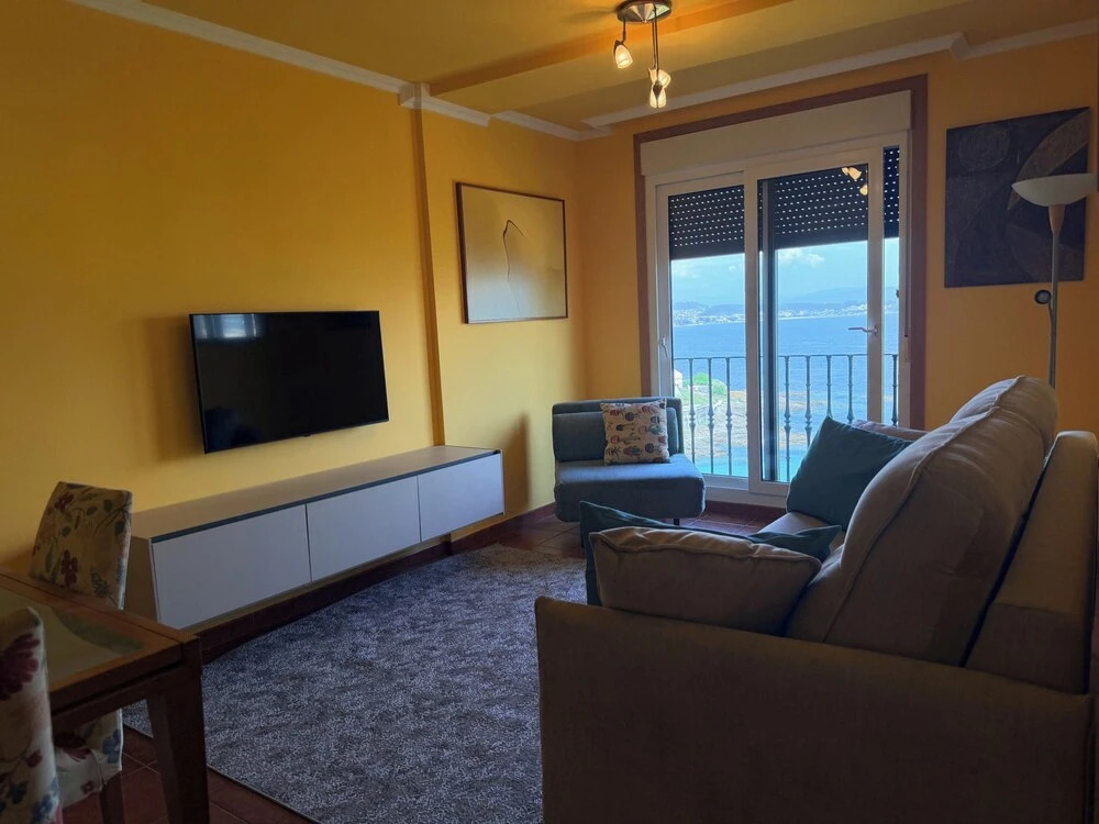 2 Bed Apt Sleeps 4 - Two TVs - Free Parking