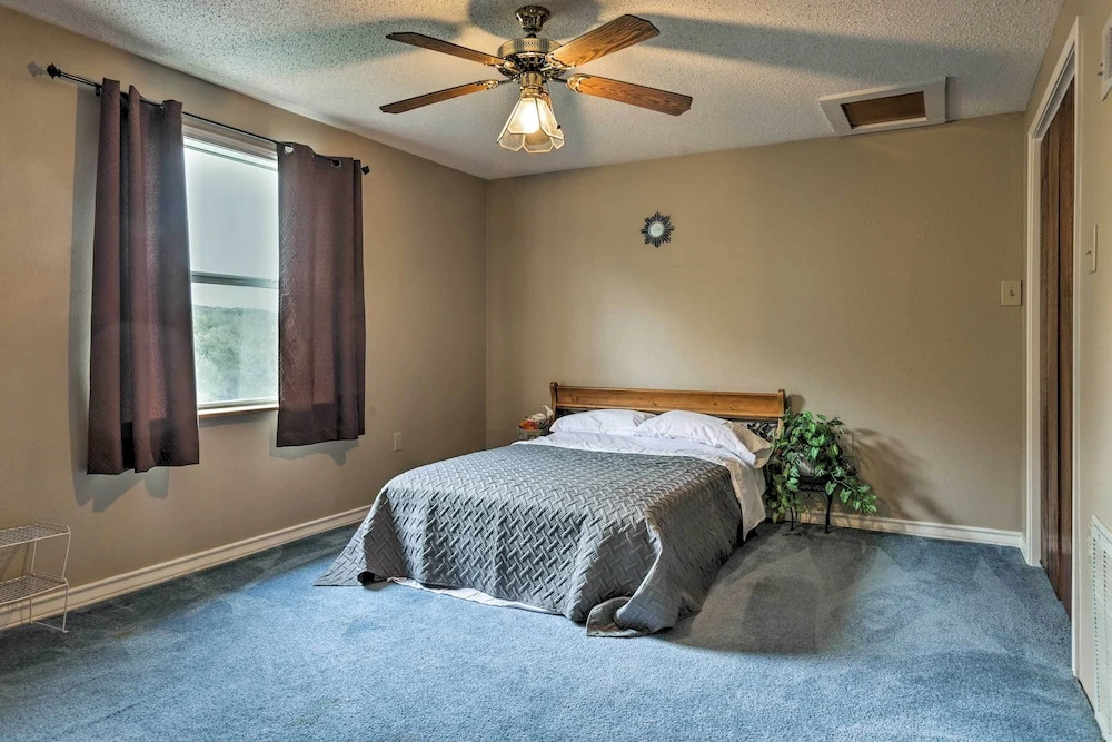 Dripping Springs Home w/ Deck, Near Wedding Venue