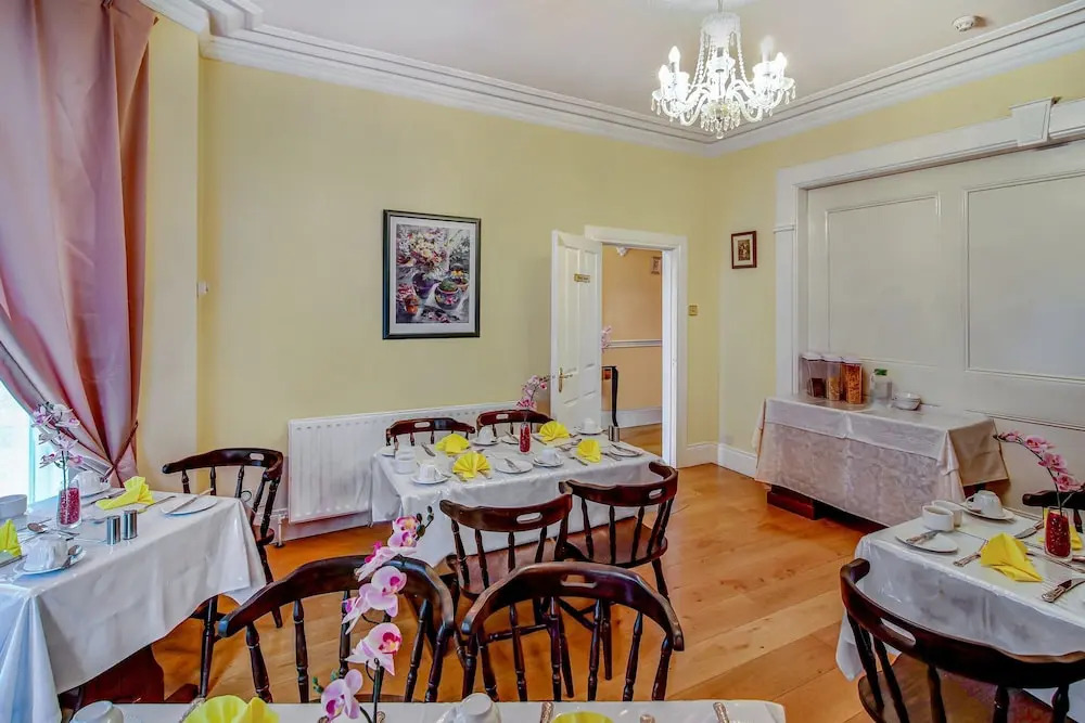 OYO Avenue House