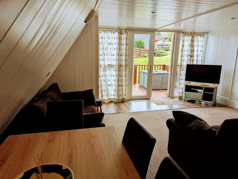 Chalet-sleeps6-parking-garden-pool