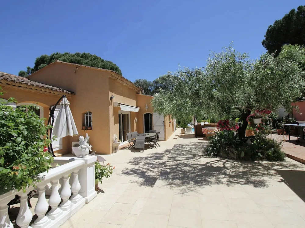 Cozy Holiday Home at Roquebrune-sur-argens With Pool