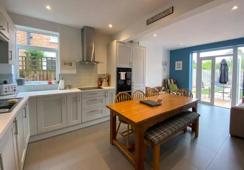 Charming 3 bed house and garden, pet friendly