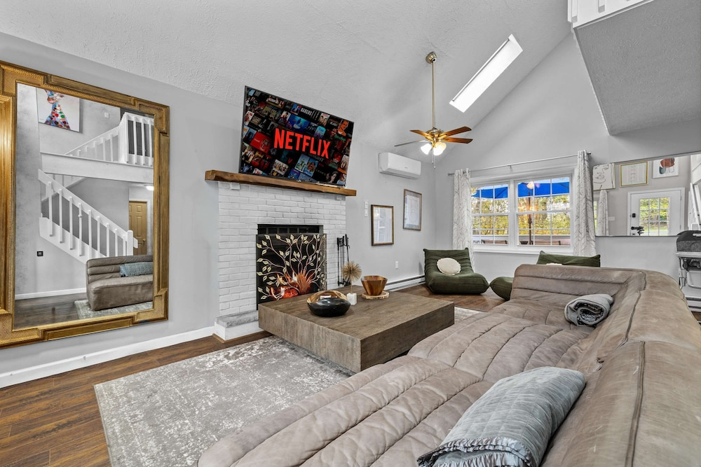 Charming Chalet w Hot Tub King Suite Dog Friendly