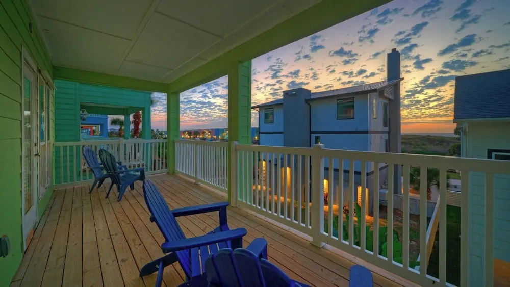 Walk to the Beach Ocean Views, Balcony Dining & Open Living Beachview 54 by Avantstay