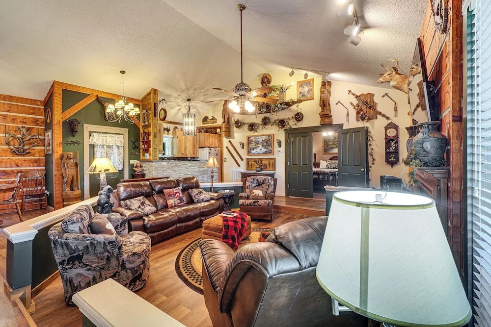 4 Mi to Gatlinburg Strip: Serene Cabin w/ Hot Tub!