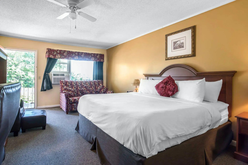 TiltonLodge Inn & Suites