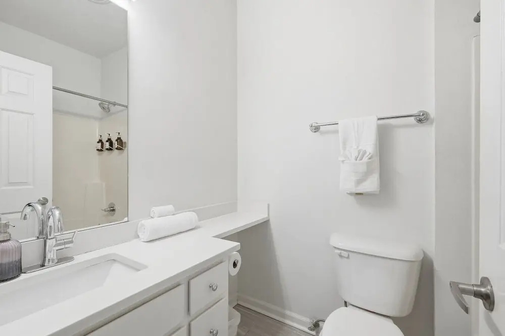 Bright 3BR Aptclose to Universities Parking