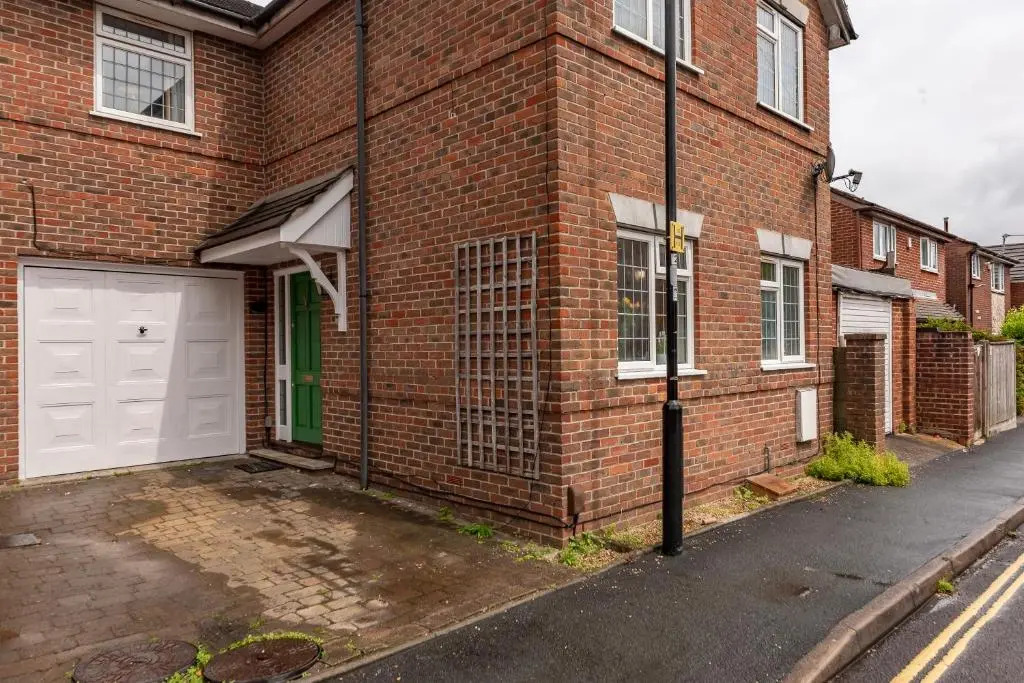 3 Bed Spacious Stylish House, Southampton - Off Road Parking & Private Garden - Sleeps 7, Close to City Centre - by Blue Puffin Stays