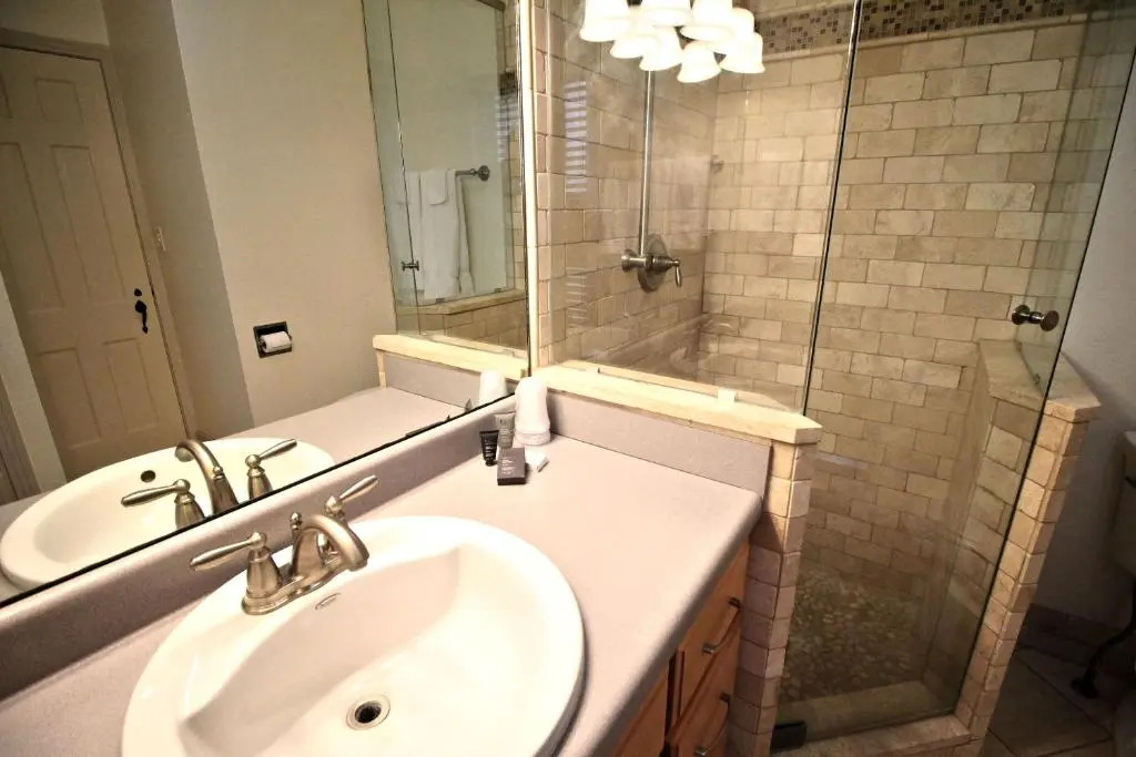 Peach Tree Inn & Suites