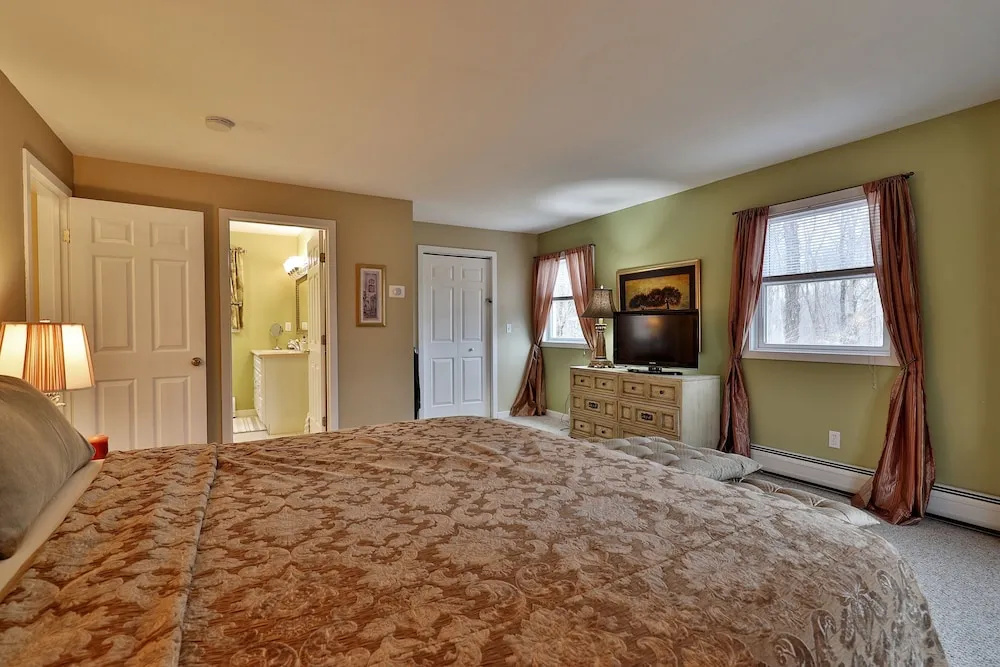 The Tanglewood Lodge- Amazing Ski Home for Groups, Hot Tub, Close to Killington Resort! home
