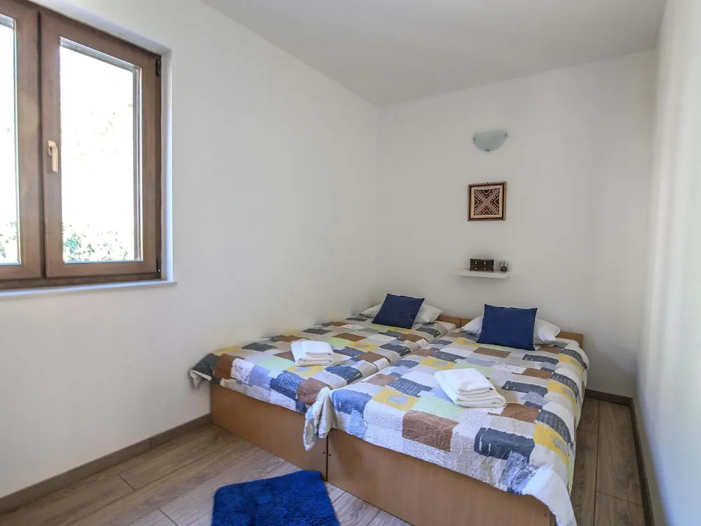 Spacious Apartment, Private Terrace in the Countryside, Wi-fi and Parking