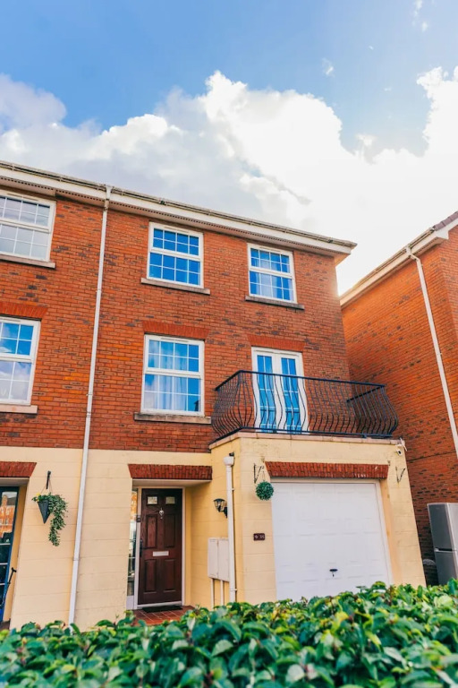 Remarkable 4-bed House in Cardiff