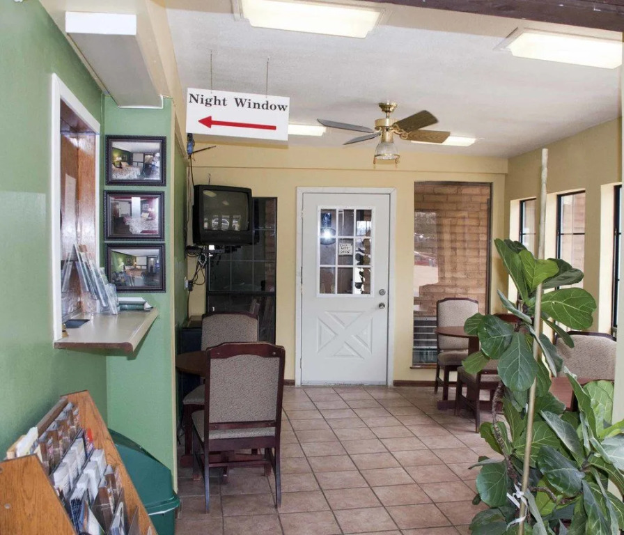 Victorian Inn & Suites