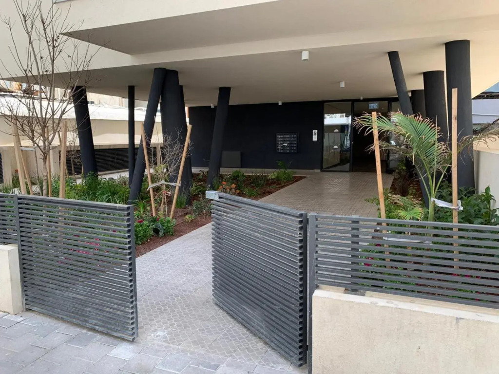 Spacious & Design 2BDR W/ balcony and parking