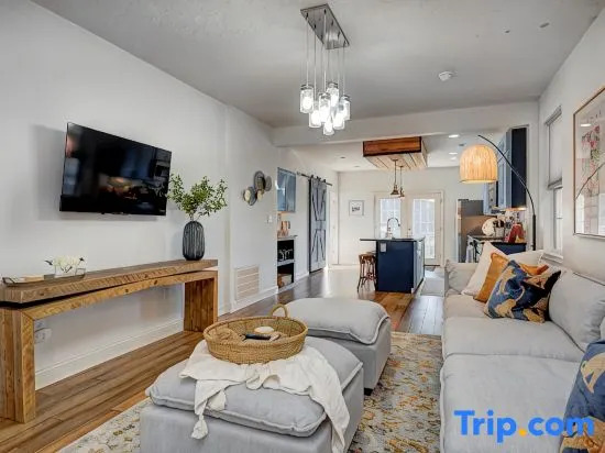 Spacious Renovated Home Near Attractions