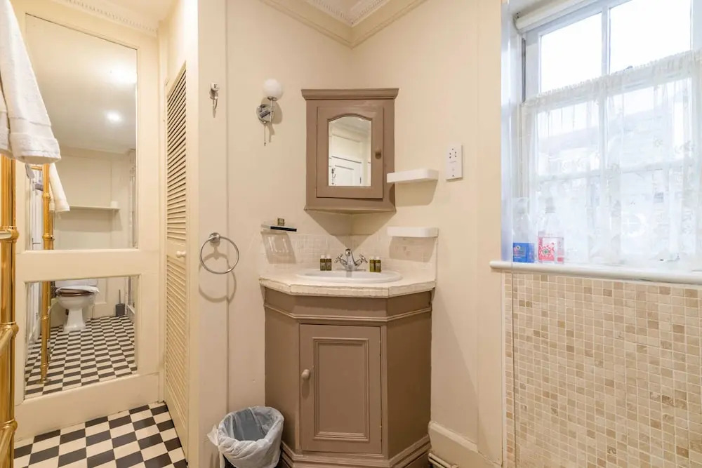 Character Cottage In Historic Hampstead