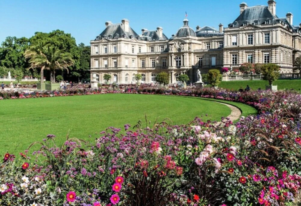 By Saint-sulpice Newly Refurbished 4 BR Apartment