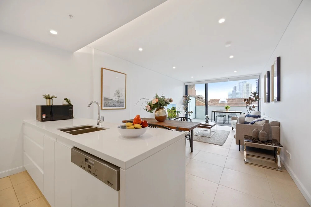Brand New Ultra Luxe Apt Next To Central CBD
