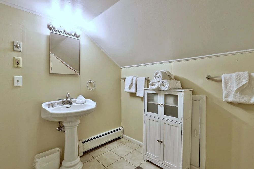 Your Ski Home: Powder Park Place - Upper Level. Close To Killington. Hot Tub. 4 Bedroom Home