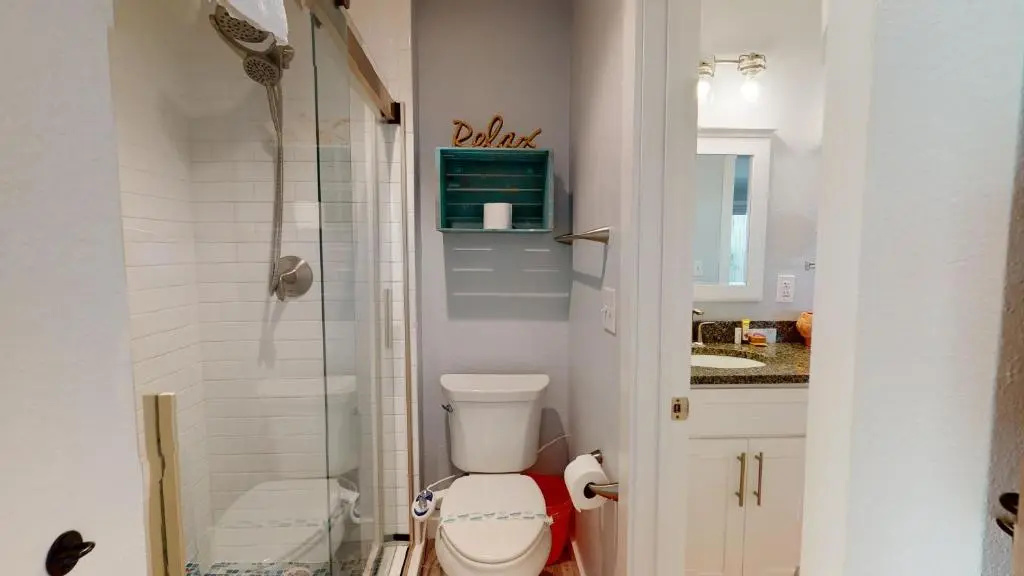 AH-F223 New 2nd Floor Condo, Close to PoolHot Tub, Near Marina & Ferry