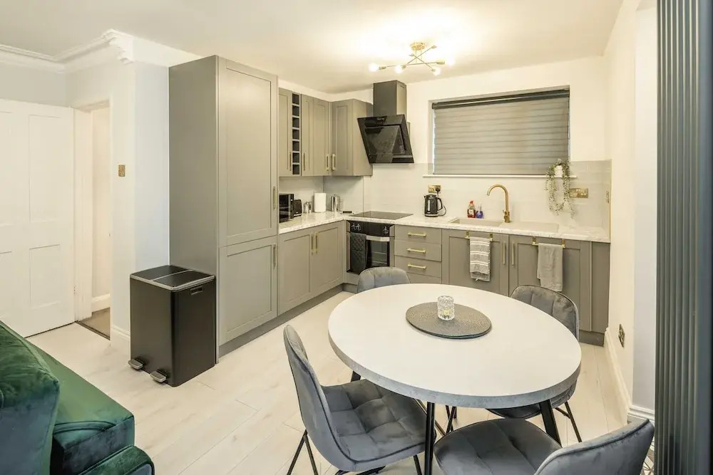 Spacious 1Br Flat In Wanstead: Garden & Comfort