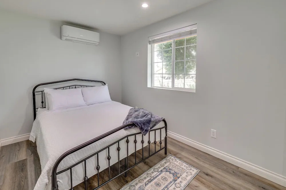 Sleek San Fernando Studio ~ 14 Mi to Universal