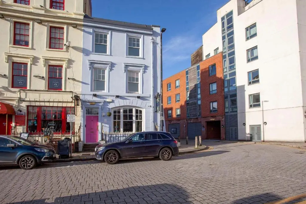 Quirky Cardiff Bay Hen House Sleeps 14-16