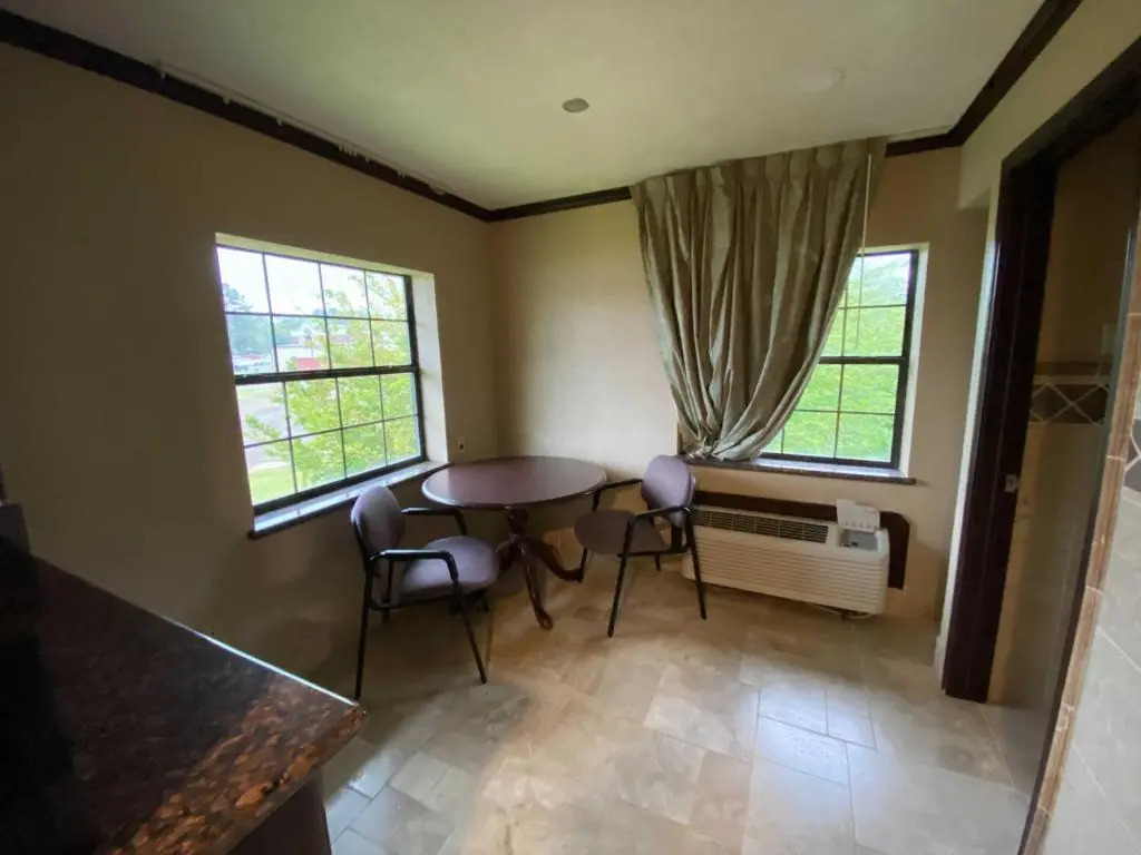 OYO Pinewood Inn & Suites Silsbee