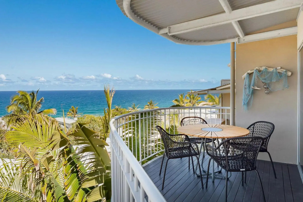 Unit 9 Fantastic Holiday Apartment in Sunshine Beach Stunning Views Opposite Beach Access