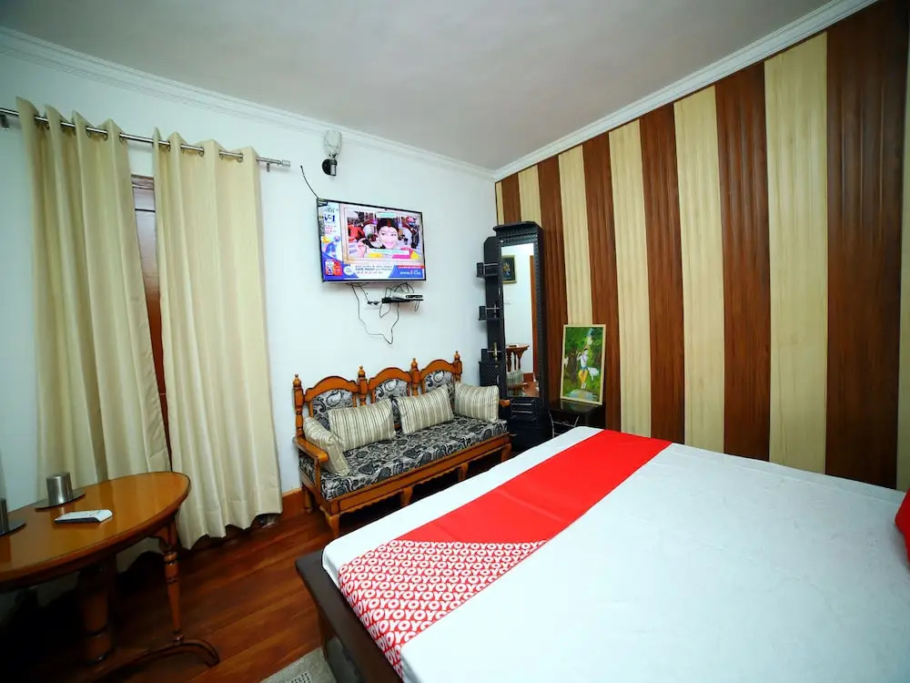 OYO 12794 Home Luxurious 1BHK Boileauganj