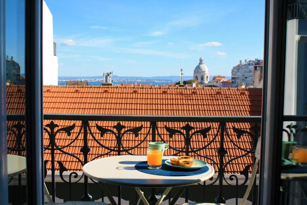 Lovelystay - Bright And Spacious Flat in Graça