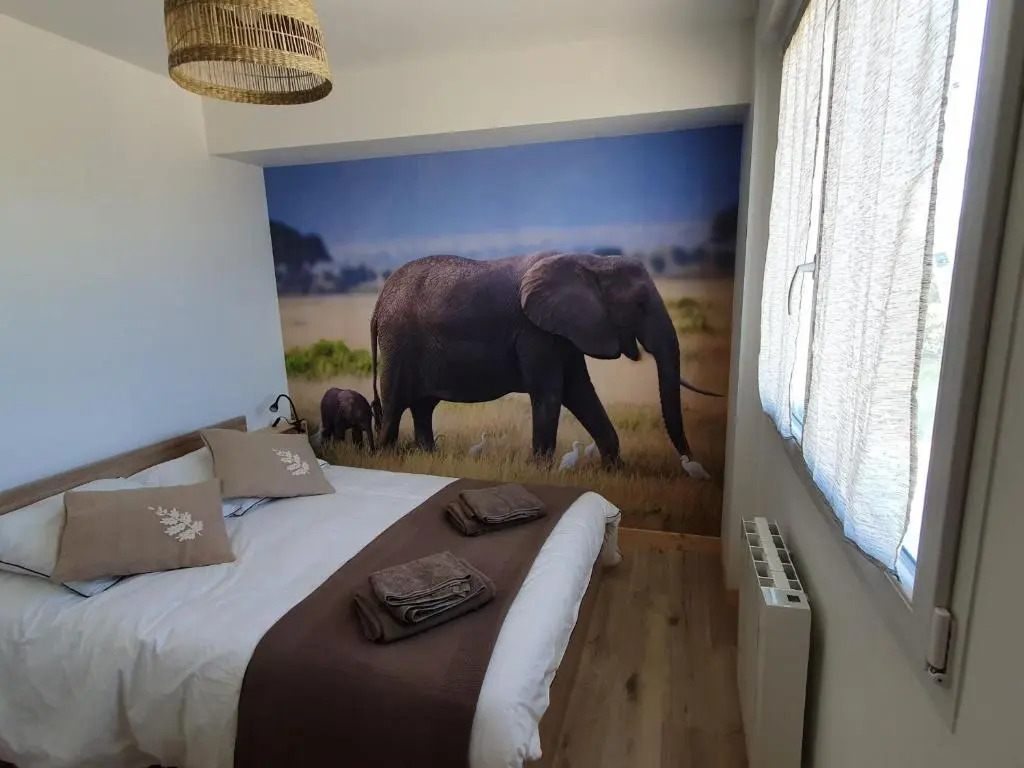 Gîte familial avec piscine privative chauffée, terrasse sur le Loir et proche du Zoo de La Flèche - FR-1-410-329