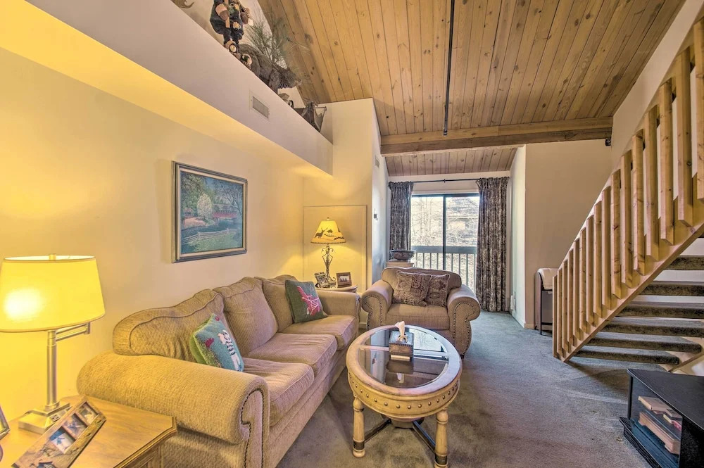 Snug Wintergreen Resort Studio: Ski In & Out!