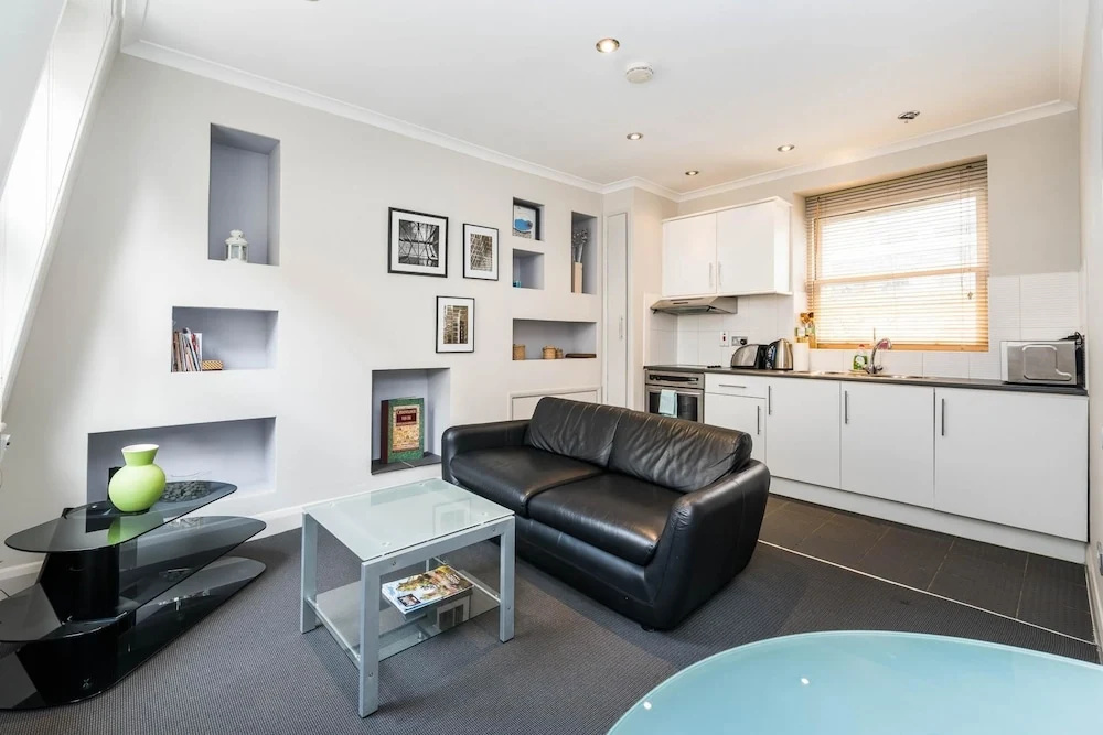 1 Bed Flat in St Paul's the Very Centre of London!