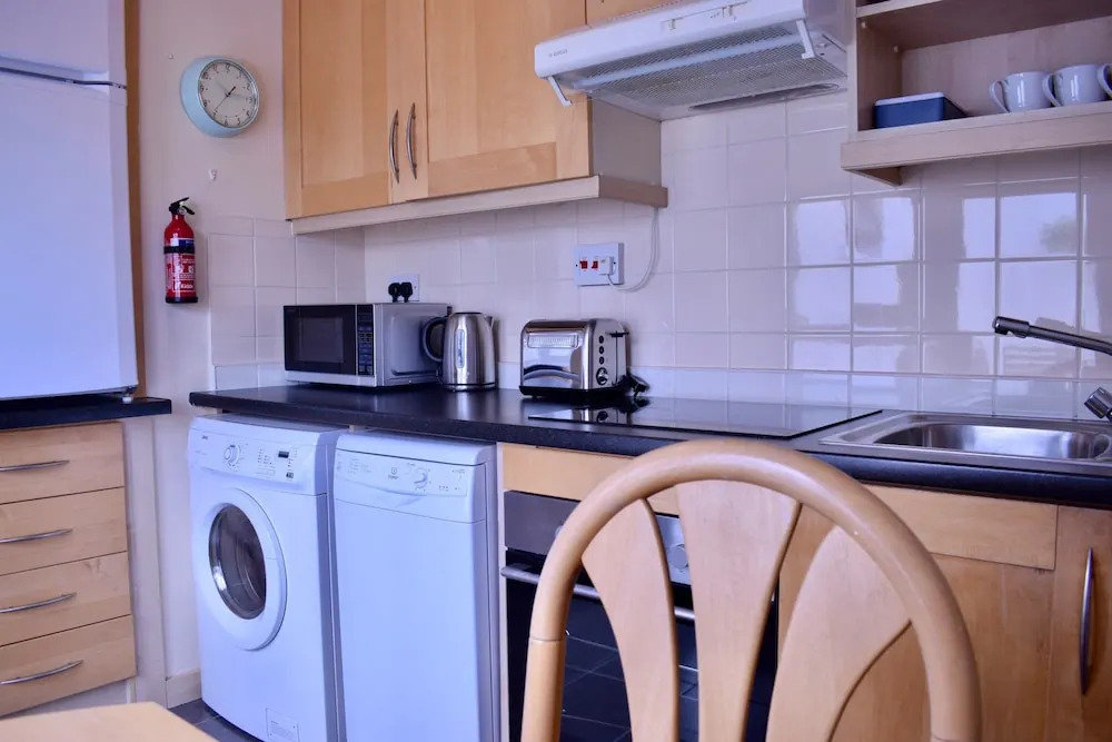 Airy 1 Bedroom Apartment Near The Beach
