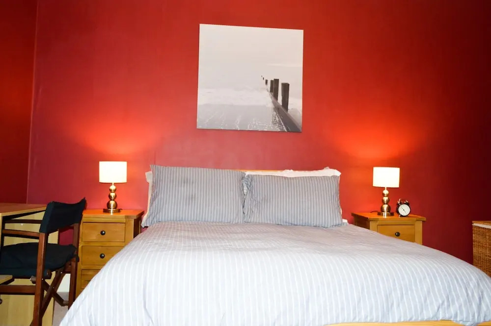 Colourful 1 Bedroom Apartment Near Edinburgh Centre