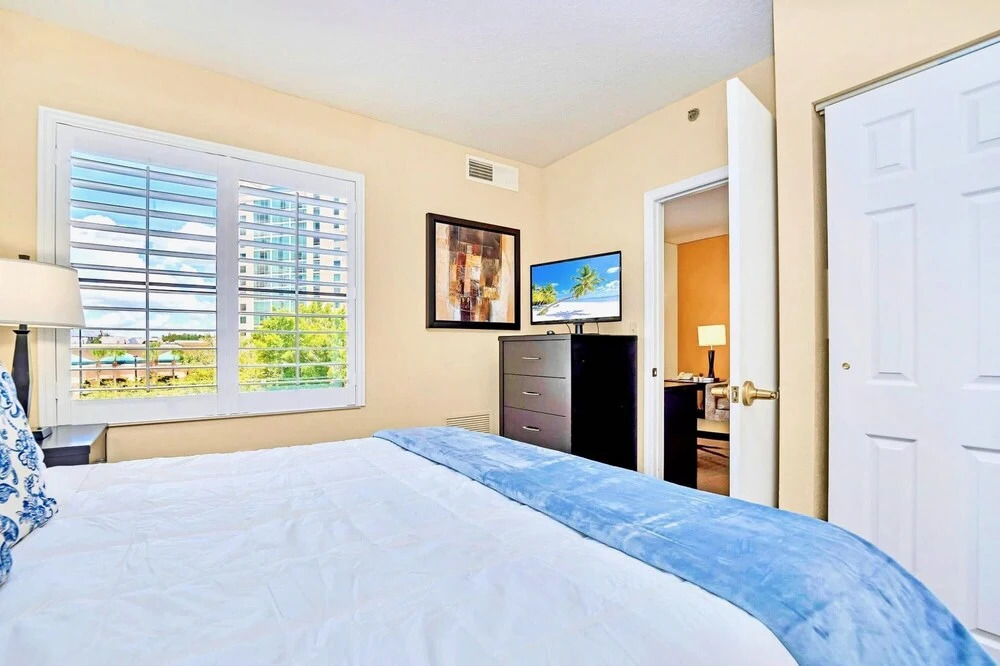 1BR w King bed - Shared Pool and Arcade Room