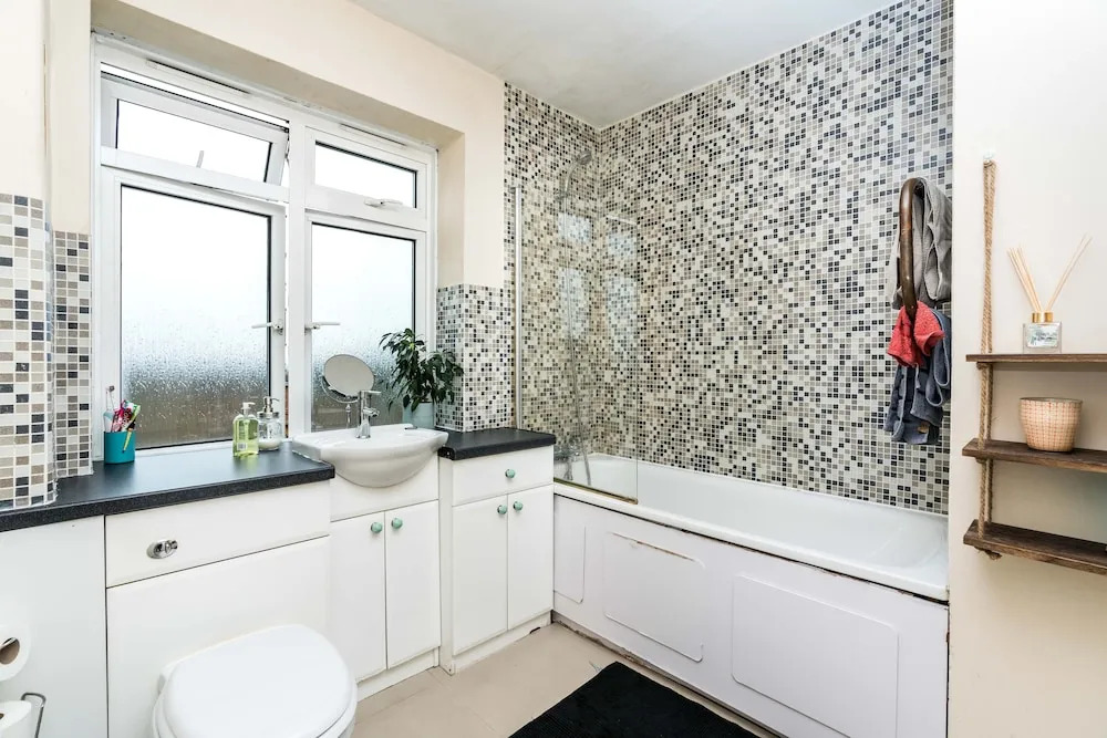 NEW Sleek & Colourful 2 Bedroom Flat Forest Hill