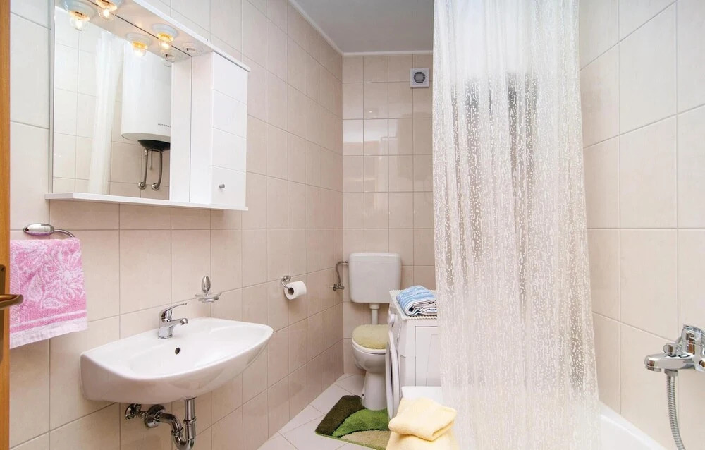 Nice Home in Misevac With Wifi and 2 Bedrooms
