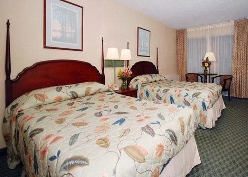 Econo Lodge Inn & Suites