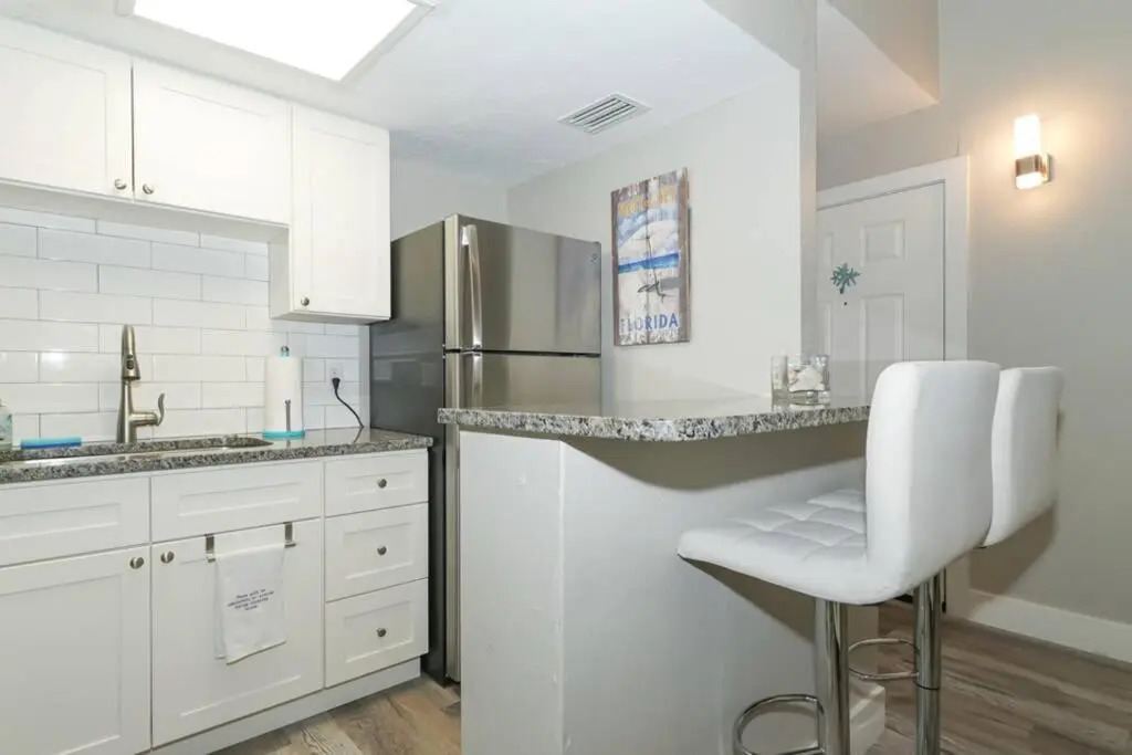 Siesta Key Village-Suite #3: A Block to the Beach