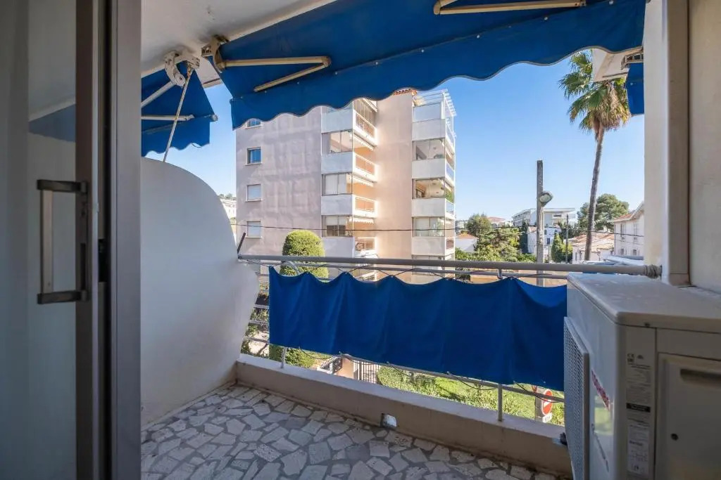 SERRENDY 2-bedroom apartment with terrace and parking only 100 meters
