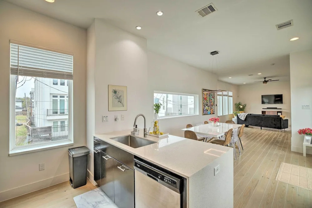 Downtown Houston Townhome w/ Balcony + Yard!