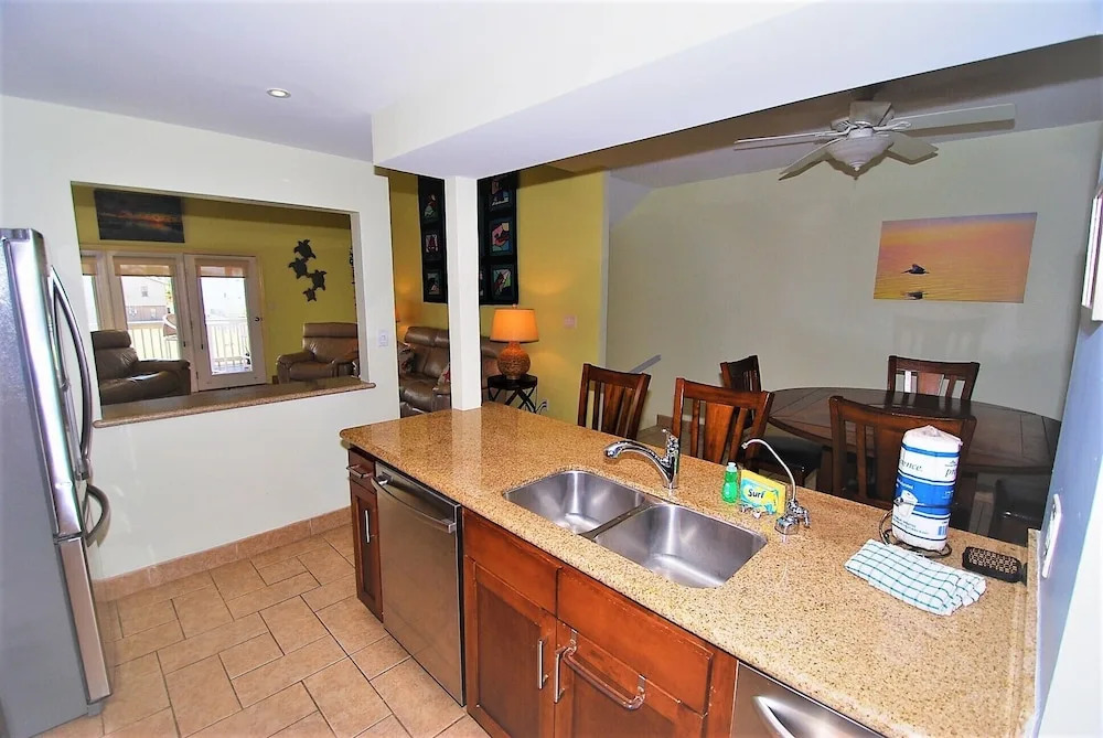 112 E. Cora Lee Townhouse 3 Bedrooms 3 Bathrooms Townhouse