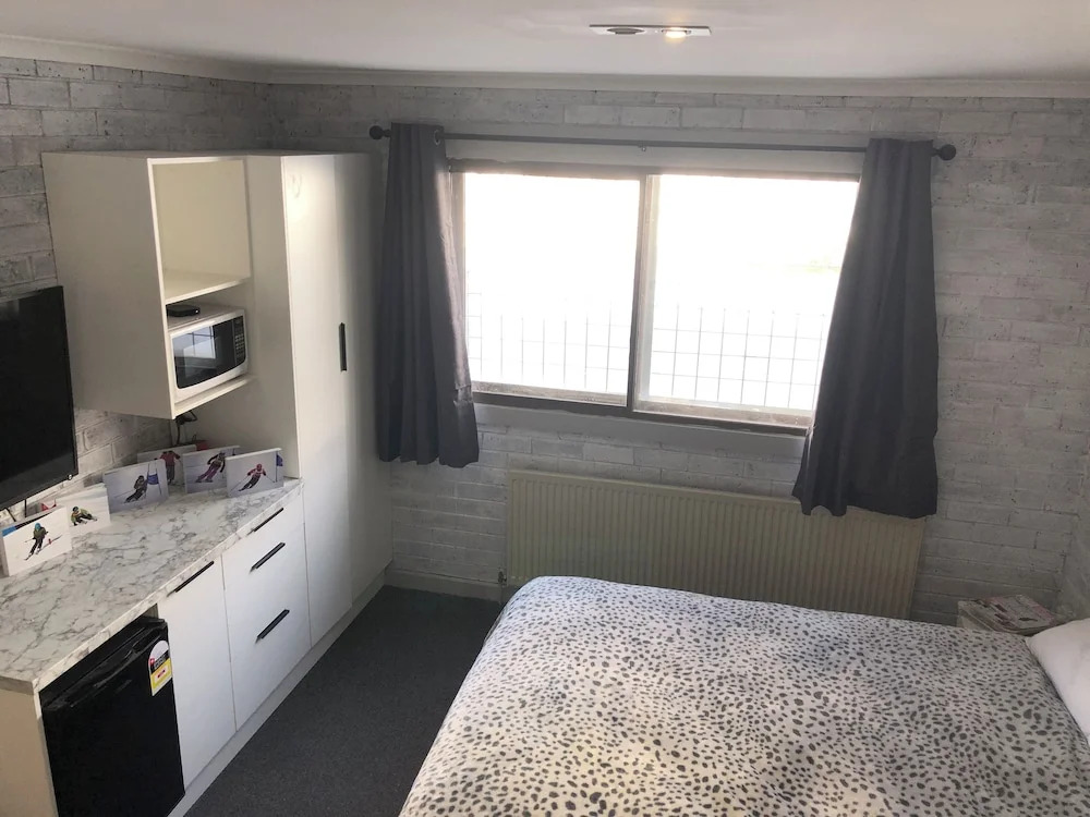 1 Bedroom Lawlers 24