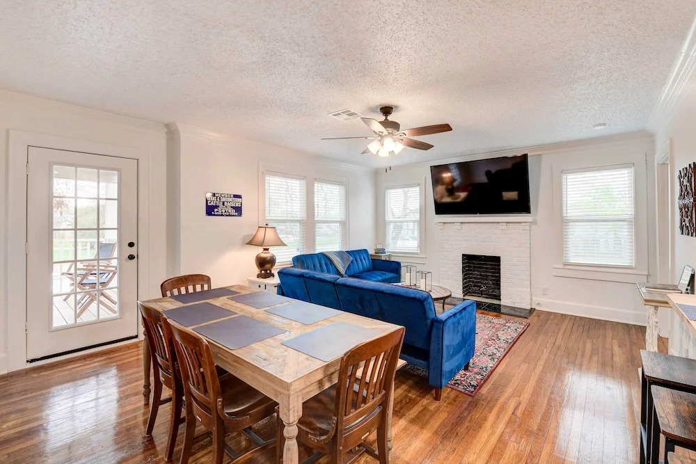 2 Mi to Magnolia Mkt: Cozy Retreat w/ Shared Yard