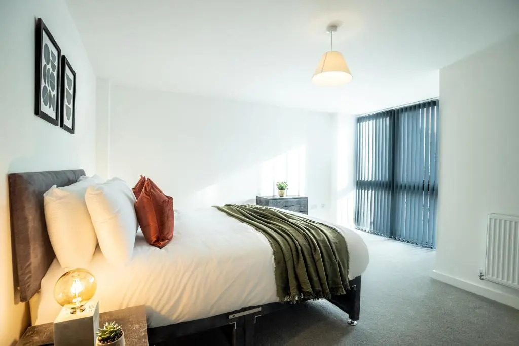 Modern Luxe 1 & 2 Bed Apts near Granby Plaza by Sojo Stay