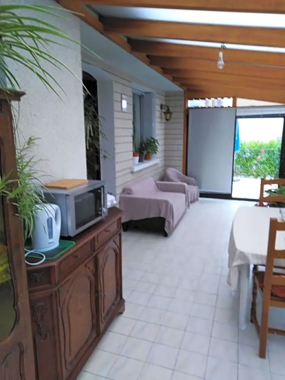 chez Myla chambre avec tv écran plat et salle de bain privative